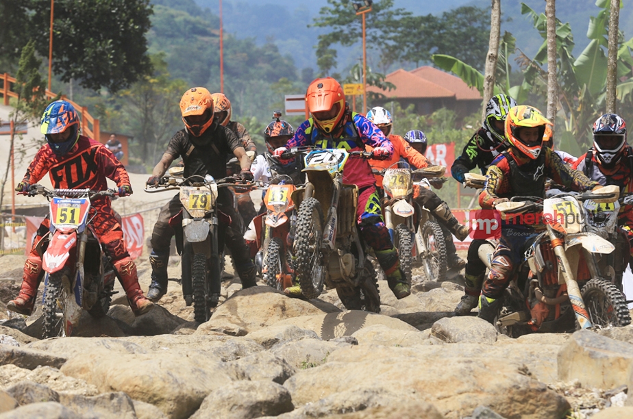 Keseruan Para Crosser di Trek Offroad JSI