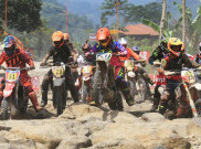 Keseruan Para Crosser di Trek Offroad JSI