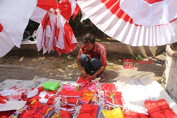 Rela Tidur di Emperan Toko Demi Atribut 17 Agustusan