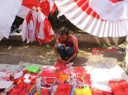  Rela Tidur di Emperan Toko Demi Atribut 17 Agustusan