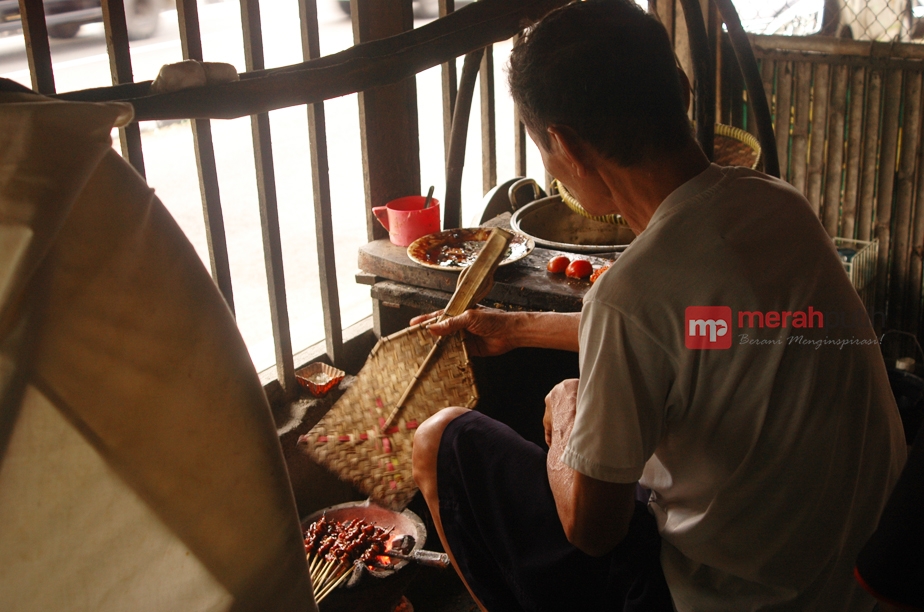 Sate Petir Pak Nano Berlevel Pedas dari SD hingga Profesor