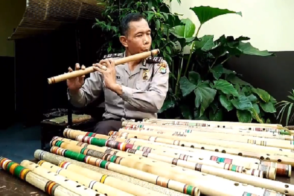 Sambut HUT RI ke-71 , Seruling Aiptu Suharna Bangkitkan Nasionalisme