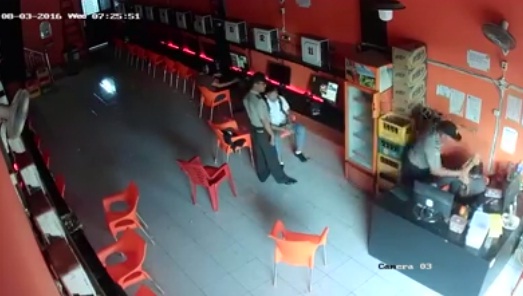 Heboh, Polisi Pukul dan Tendang Penjaga Warnet