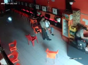 Heboh, Polisi Pukul dan Tendang Penjaga Warnet