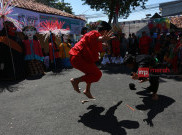Pertunjukan Silat Meriahkan Lebaran Betawi Tangsel 2016