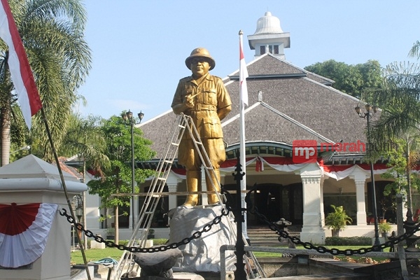 Jelang HUT RI ke-71, Patung Gatot Subroto di Solo Dibersihkan
