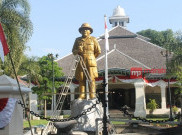 Jelang HUT RI ke-71, Patung Gatot Subroto di Solo Dibersihkan