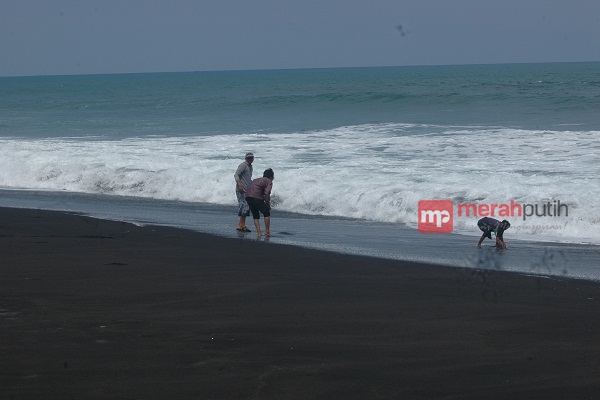 Puaskan Diri Menikmati Alam Laut di Pantai Bugel