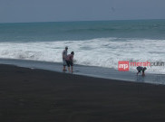 Puaskan Diri Menikmati Alam Laut di Pantai Bugel