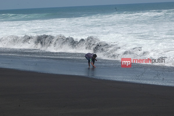 Waspada Tinggi di Pantai Bugel