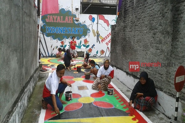 Sambut HUT RI, Warga Solo Buat Gambar Batik di Jalan