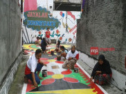 Sambut HUT RI, Warga Solo Buat Gambar Batik di Jalan