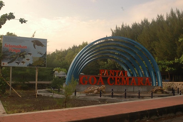 Nikmati Indahnya Cemara Tepi Laut di Pantai Goa Cemara