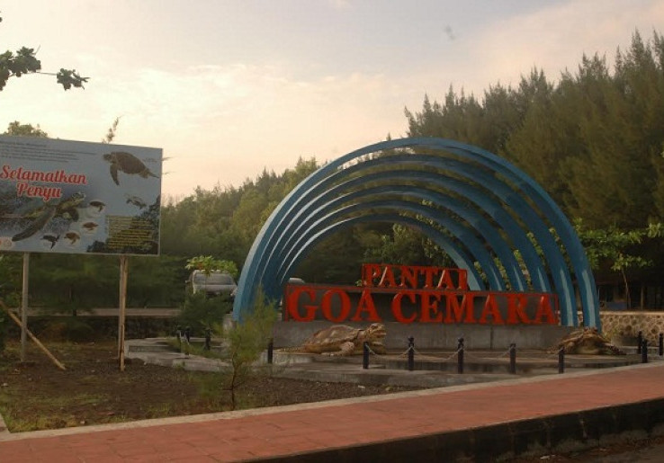 Nikmati Indahnya Cemara Tepi Laut di Pantai Goa Cemara