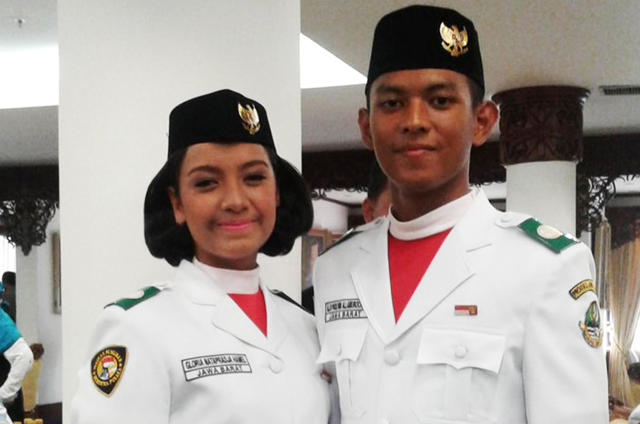 Senyum Bahagia Gloria Hamel di Upacara Penurunan Bendera Pusaka