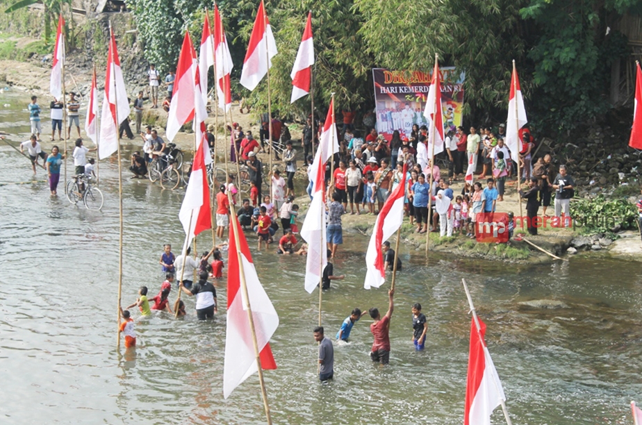 Peringati HUT RI, Warga Solo Gelar Upacara di Kali