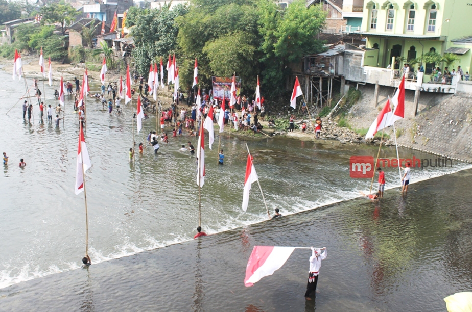 Suasana Upacara HUT RI Warga Solo di Sungai Anyar