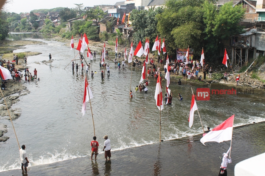 Jaga Kebersihan, Warga Solo Upacara Bendera di Sungai 