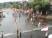 Jaga Kebersihan, Warga Solo Upacara Bendera di Sungai 