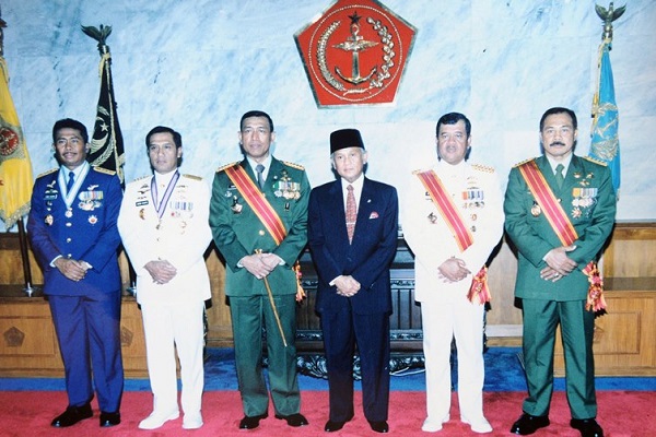 Sambangi Kediaman BJ Habibie, Wiranto: Cuma Silaturahmi dan Minta Doa Restu Orang Tua