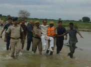 Menteri India Digotong Saat Meninjau Banjir Dikecam Netizen 