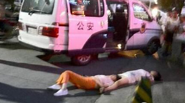 Dua Perempuan Pingsan di Jalan Setelah Bertengkar Delapan Jam 