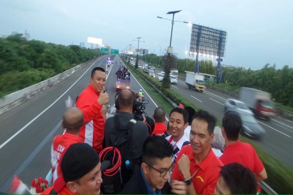 Parade Pahlawan Olahraga di Atas Bus Bandros