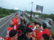 Parade Pahlawan Olahraga di Atas Bus Bandros