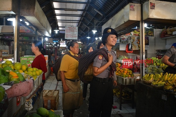 Polwan Cantik di Kota Solo Jadi Buruh Gendong Pasar
