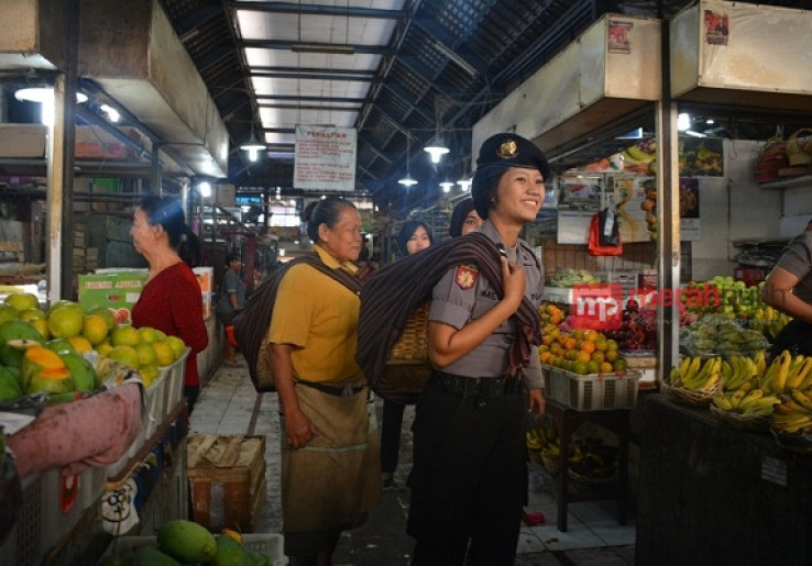 Polwan Cantik di Kota Solo Jadi Buruh Gendong Pasar
