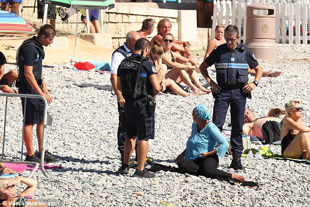 Wanita Muslimah Dipaksa Lepas Burkini di Bawah Ancaman Senjata 