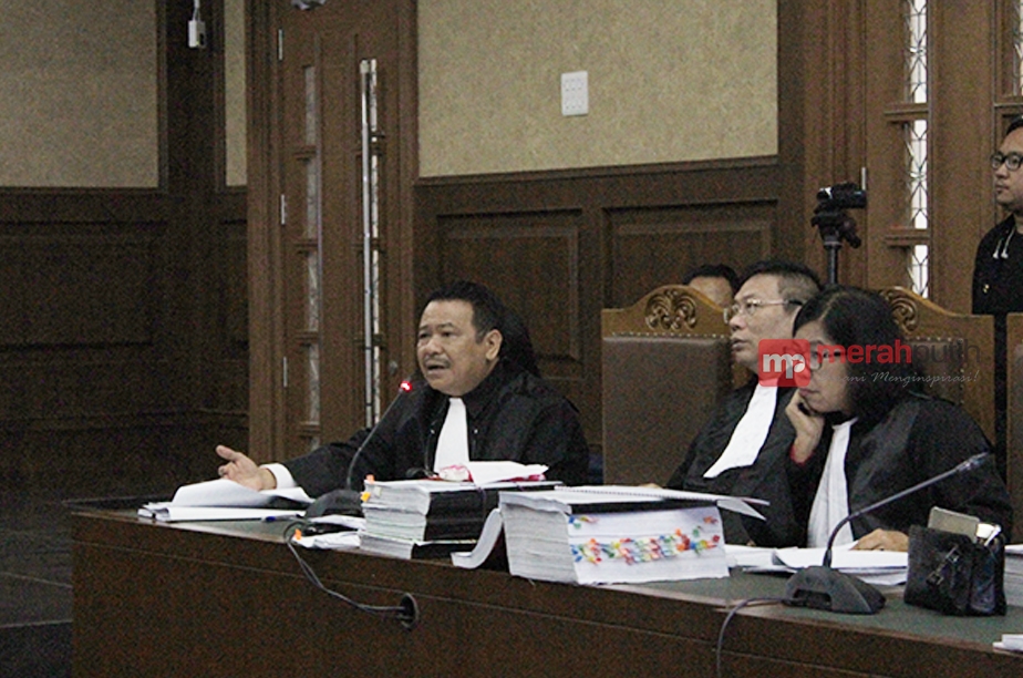 Otto Pertanyakan Proses Pengambilan Sampel Cairan Lambung Mirna