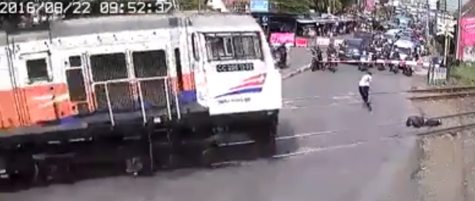 Aksi Nekat Pria Berbaring di Atas Rel Kereta, Lihat Apa yang Terjadi!