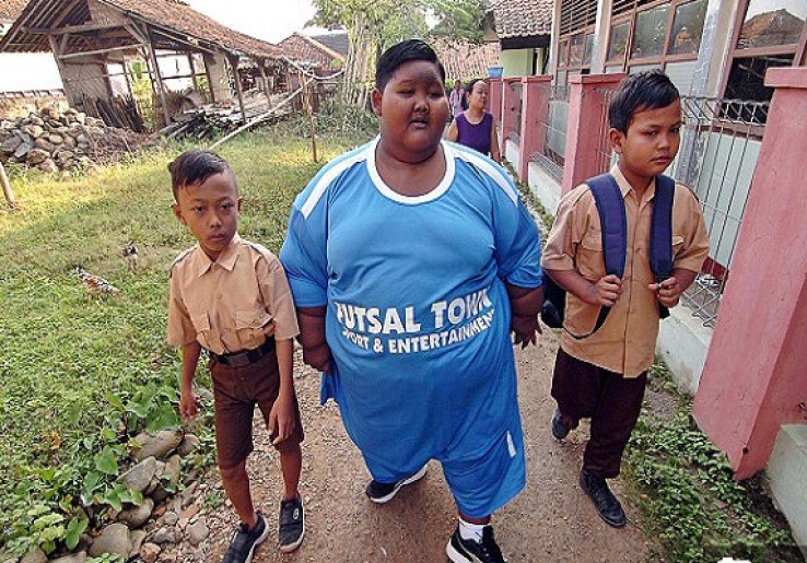 Video Bocah Raksasa Arya Permana Kembali ke Sekolah