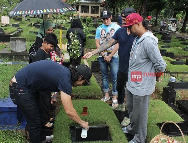 Personel Film 'Warkop DKI Reborn' Nyekar  ke Makam Dono dan Kasino