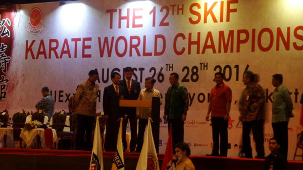 Wapres JK Patahkan Kayu Saat Resmikan Kejuaraan Dunia Shotokan Karate-do