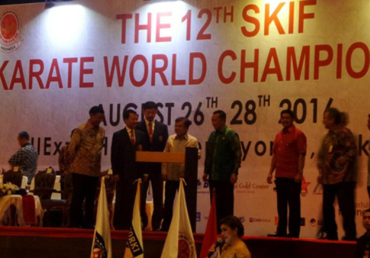 Wapres JK Patahkan Kayu Saat Resmikan Kejuaraan Dunia Shotokan Karate-do