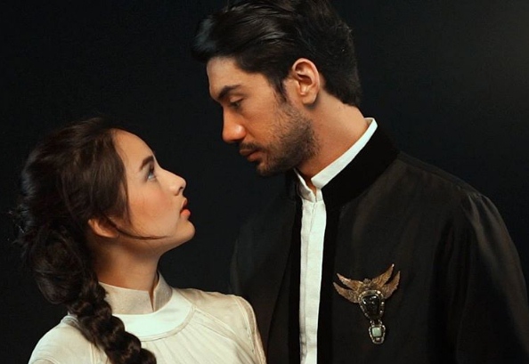 Malu-Malu Reza Rahadian Cium Chelsea Islan di Teater Bunga Penutup Abad