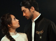 Malu-Malu Reza Rahadian Cium Chelsea Islan di Teater Bunga Penutup Abad