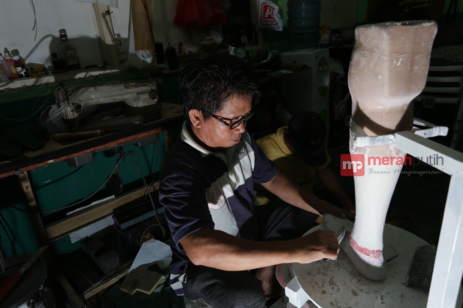 Nazar ketika Kecelakaan, Ali Saga Produksi Kaki Palsu Sendiri