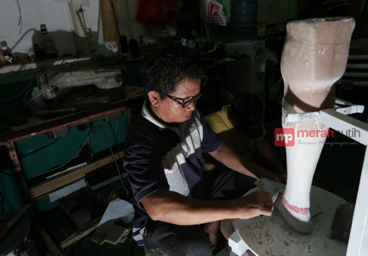 Nazar ketika Kecelakaan, Ali Saga Produksi Kaki Palsu Sendiri
