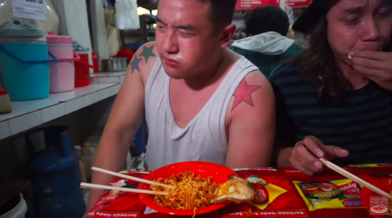 Bule Ini Kapok Makan Mie Instan Khas Indonesia