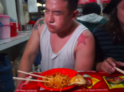 Bule Ini Kapok Makan Mie Instan Khas Indonesia