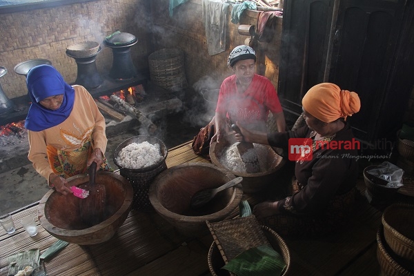 Tujuh Perangkat Adat Cisungsang dalam Seren Taun