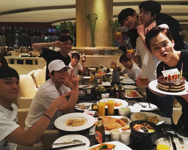 Liburan Seru Anggota EXO di Hawaii Bikin Iri