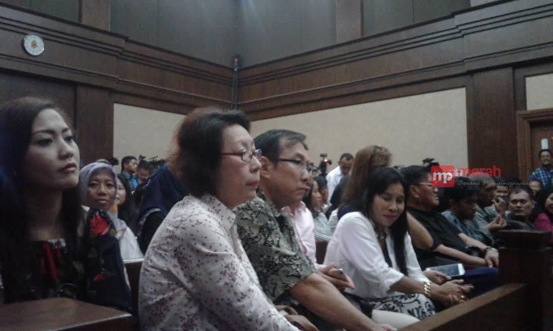 Ibu Jessica Kumala Wongso Hadir di Persidangan  