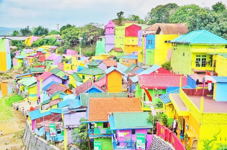 Liburan Penuh Warna Enzy Storia di Kampung Jodipan Malang