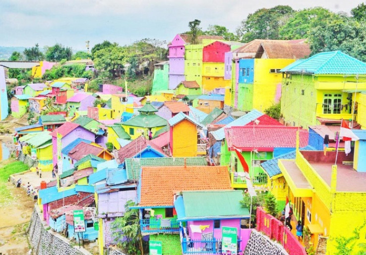 Liburan Penuh Warna Enzy Storia di Kampung Jodipan Malang