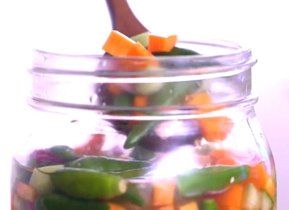 Acar Enak Buatan Rumah untuk Teman Santap Anda