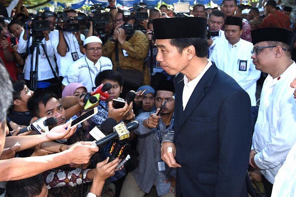 Raja Bhumibol Adulyadej Dimata Jokowi